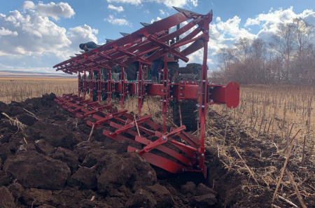 Плуг AcroAgro 180 On-Land - 9 (7+1+1) корпусов, полунавесной оборотный с болтовой защитой, для вспашки вне борозды с двойными колесами трактора