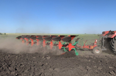 Плуг AcroAgro 180 On-Land - 9 (7+1+1) корпусов, полунавесной оборотный с болтовой защитой, для вспашки вне борозды с двойными колесами трактора