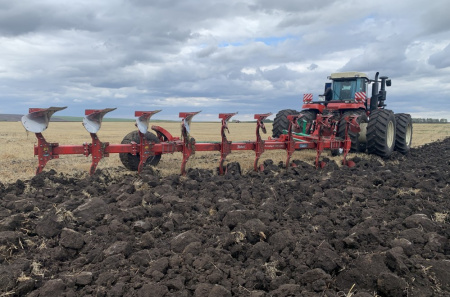 Плуг AcroAgro 180 On-Land - 9 (7+1+1) корпусов, полунавесной оборотный с болтовой защитой, для вспашки вне борозды с двойными колесами трактора