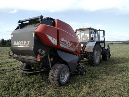 Пресс-подборщик MONSTER 870 CUT изменяемая камера, полная геометрия, три бесконечных ремня